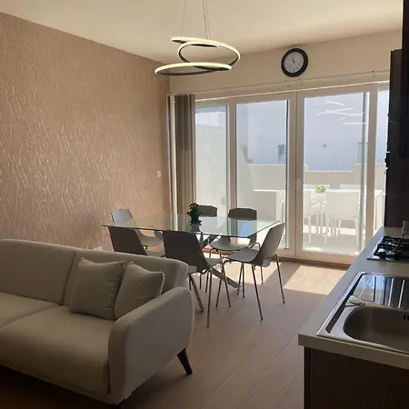 Apartment Lovely Three Bedroom Penthouse *